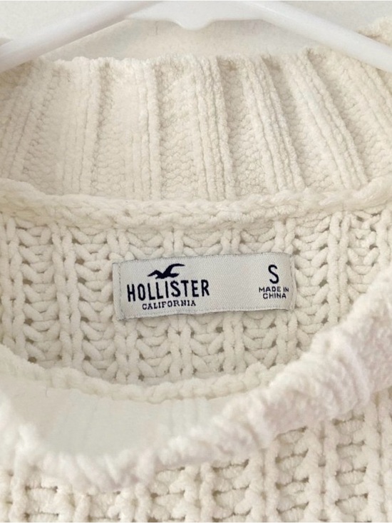Hollister Sweaters - Hollister Off-White Chunky Knit Crew Sweater